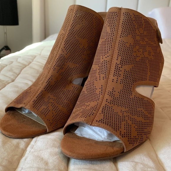 Vince Camuto Shoes - Vince Camuto | Women's Caramel Brown "Dachelle" Block Heels Size 9.5